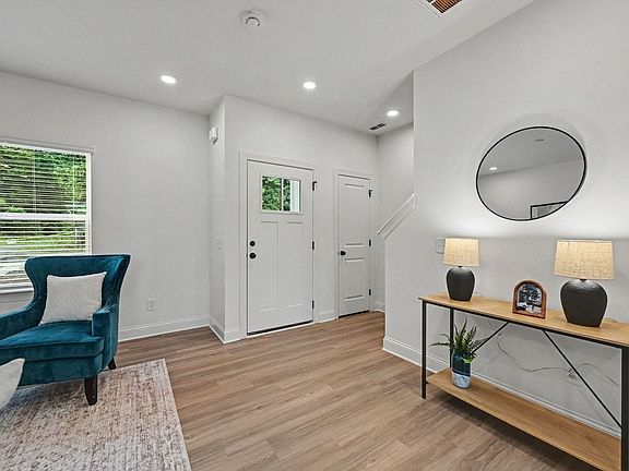 3rd image of 41 E 13th St