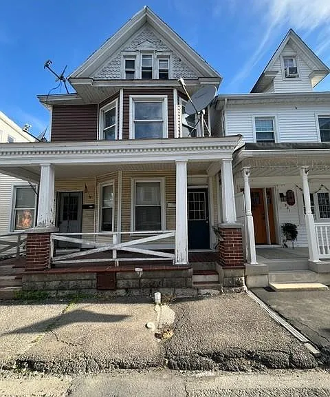 223 W Rowe St — Photo 1