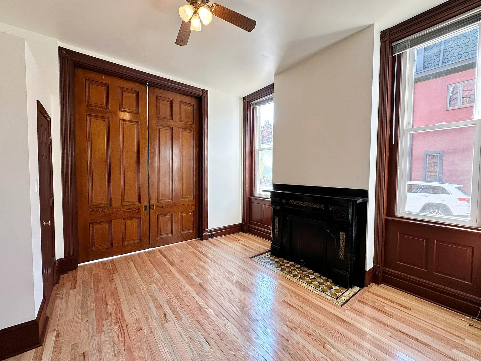 1607 Sarah St — Photo 2