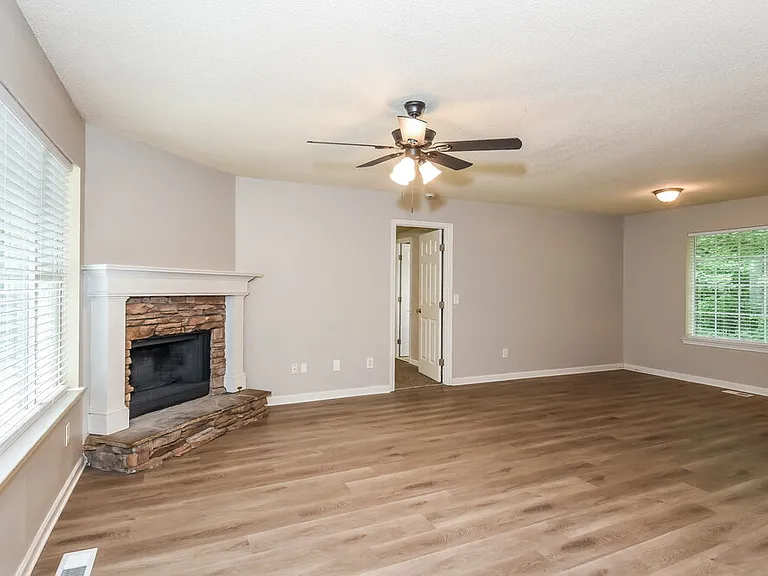 221 Martins Ct — Photo 4