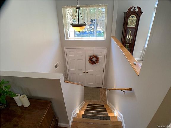 3rd image of 18 Picadilly Cir