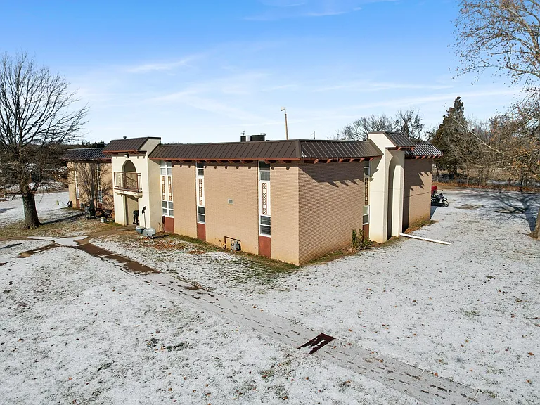 Crossroads Villa Apartments — Photo 16