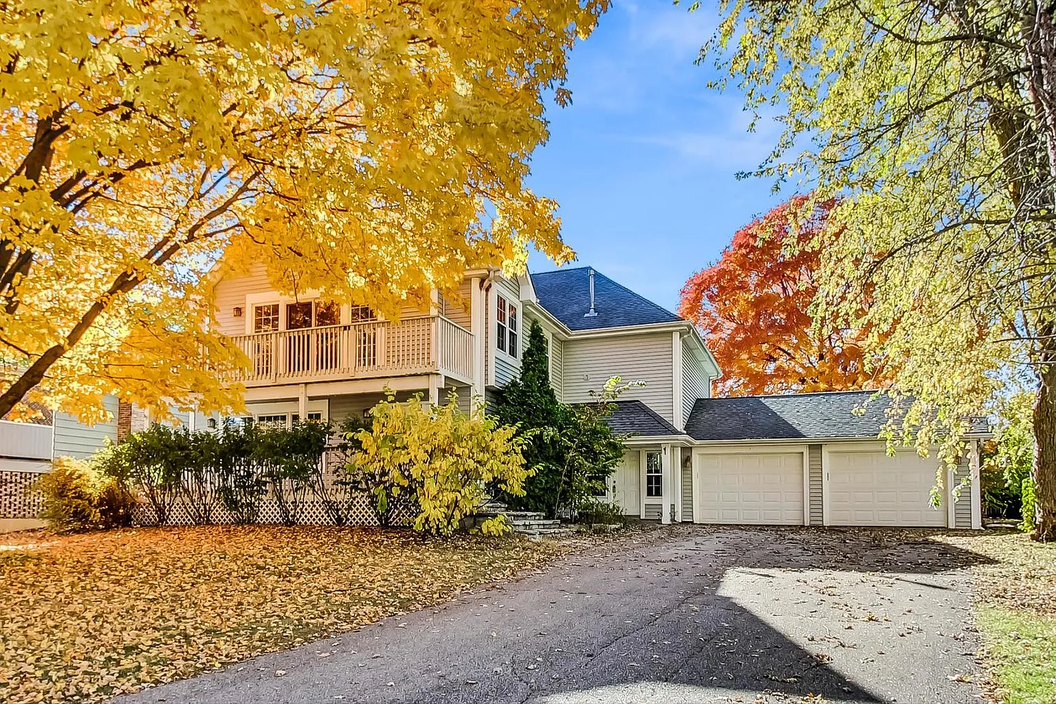 565 Lomond Dr photo 1