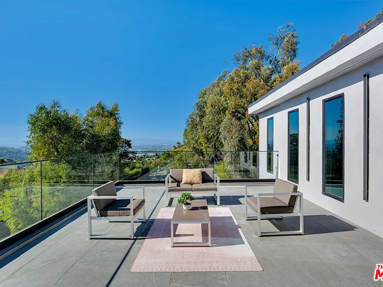 7966 Mulholland Dr — Photo 35