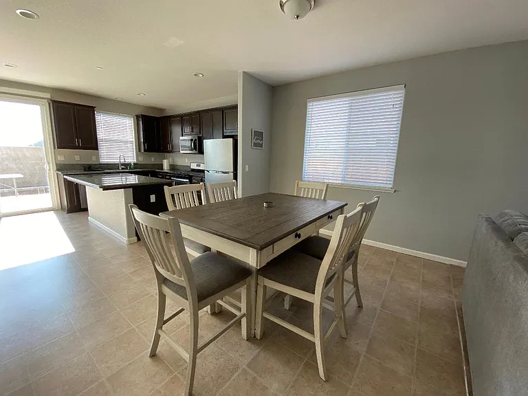 572 Glendon Ct — Photo 4