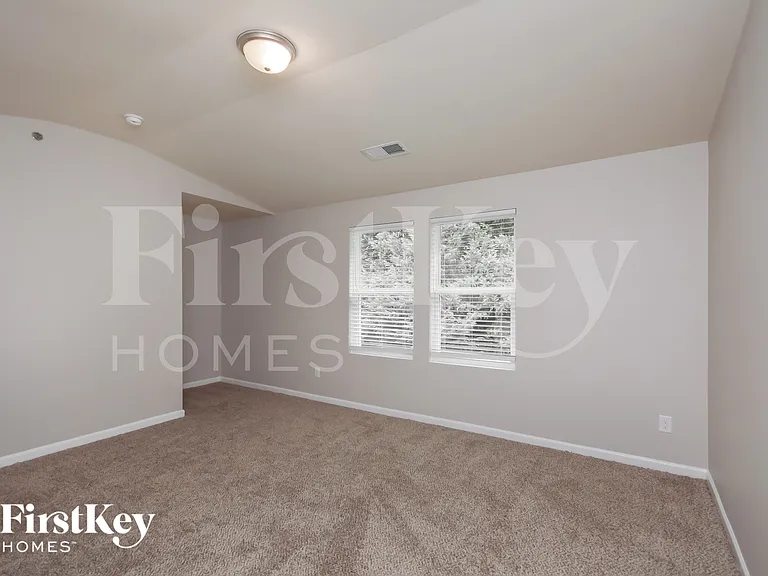2044 Reavis Blf — Photo 8