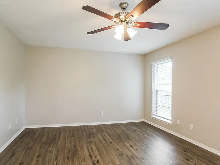 302 Dunford Ct — Photo 9