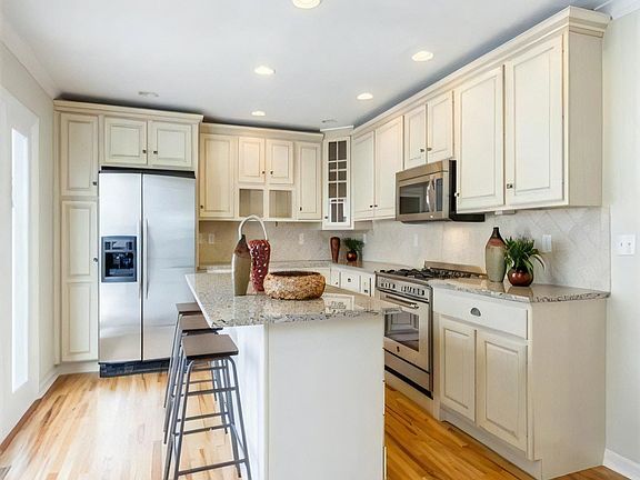 Gourmet kitchen