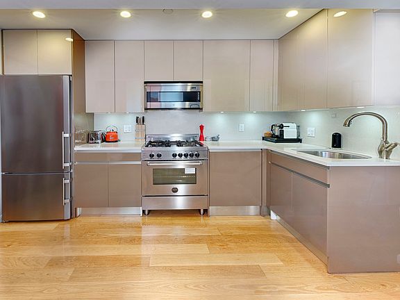 4th image of 247 Driggs Ave #2E
