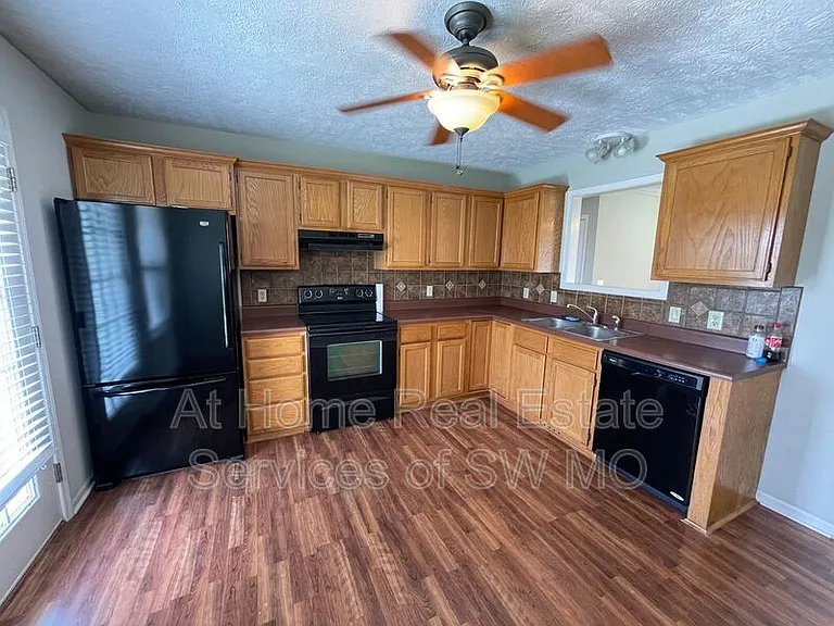 609 E Sunset St — Photo 4
