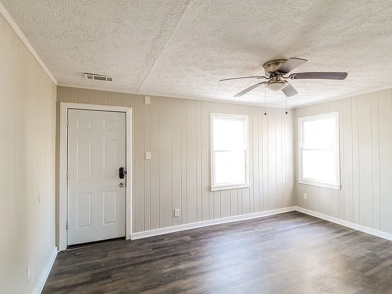 711300_017_living_room_13525278.jpg