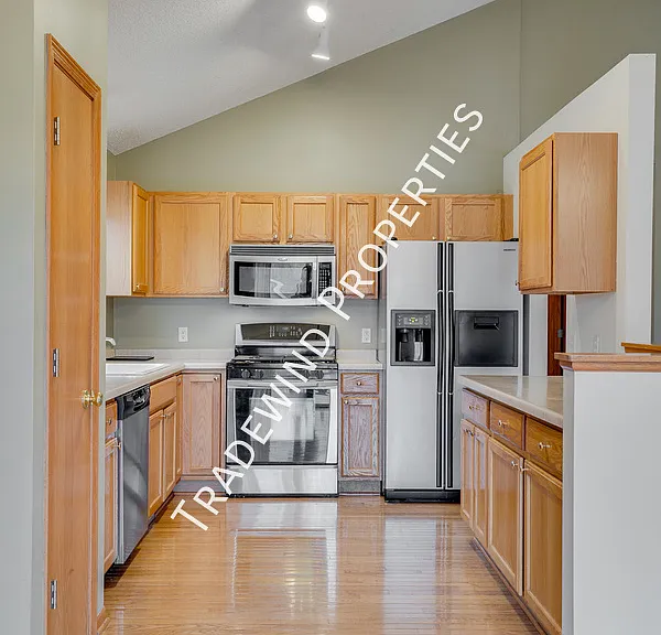 917 Lindsey Ln — Photo 2