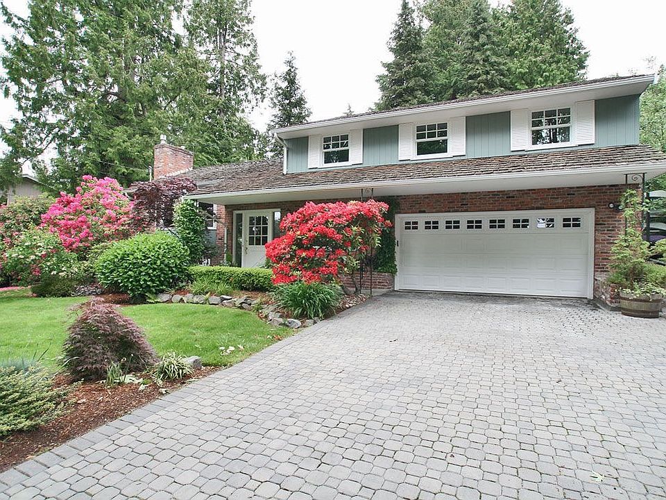 Dead end street. RV/Boat area, deep 2 car garage. Parks & Sound 2-15 min walk