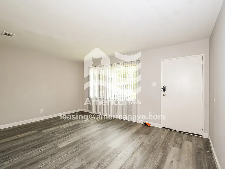 1007691_004_living_room_12829987.jpg