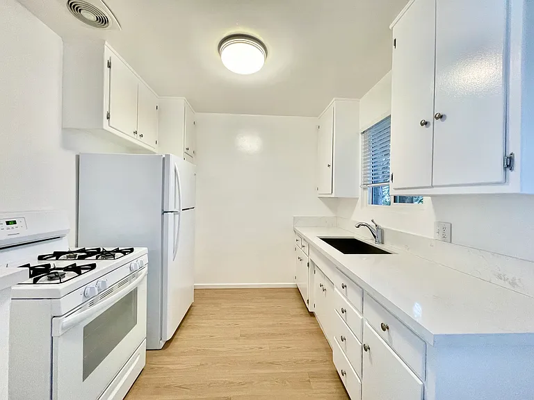 934 N Gardner St #8 — Photo 7