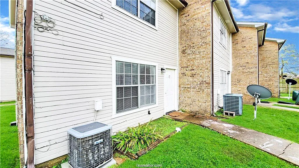 2 bed, 4176 sqft, $950 — Photo 1