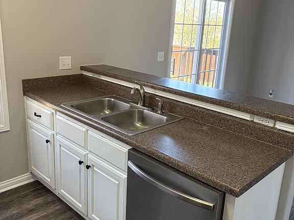 4th image of 207 Christine Dr
