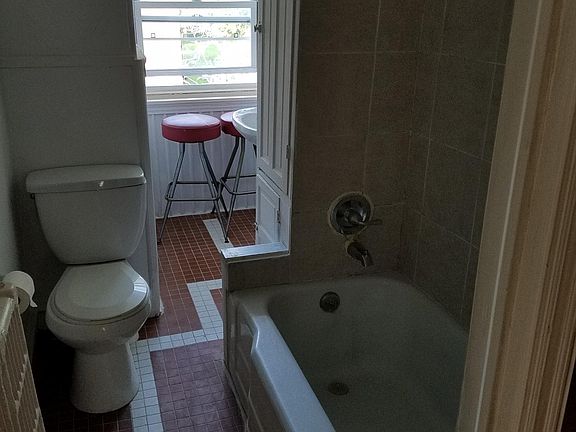 3rd image of 2815 W Queen Ln APT 3F