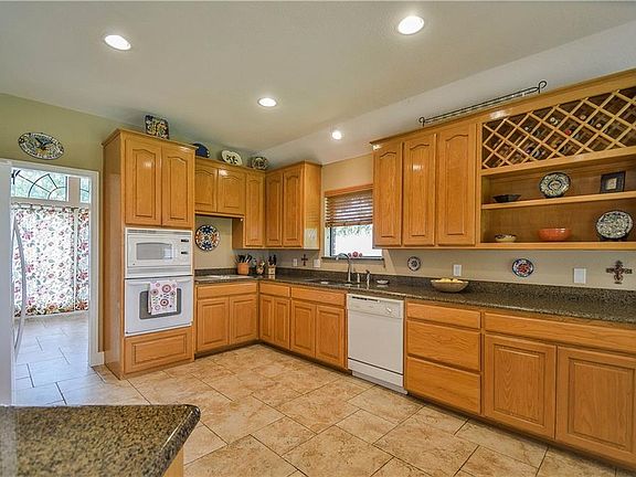 5th image of 302 Bonita Dr