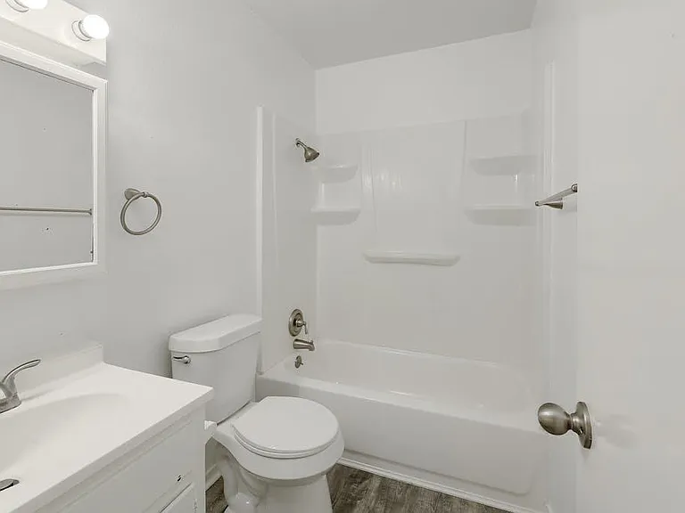 5211 Thunderbird #B — Photo 12