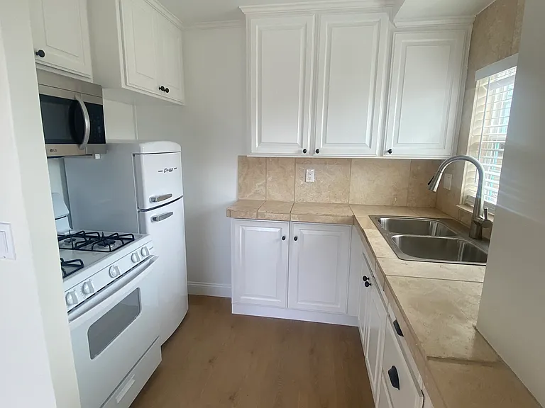 2410 Palm Dr #B — Photo 16