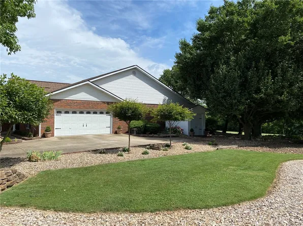60 Holiday Island Dr, Holiday Island, AR 72631