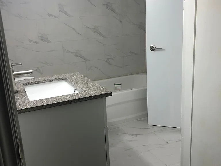 34 Cundles Rd E — Photo 6