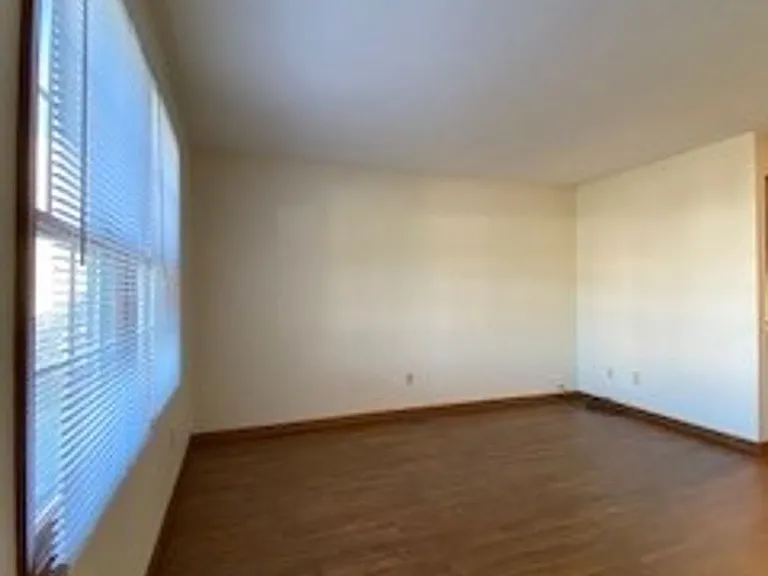 208 Stonewall Ct — Photo 4