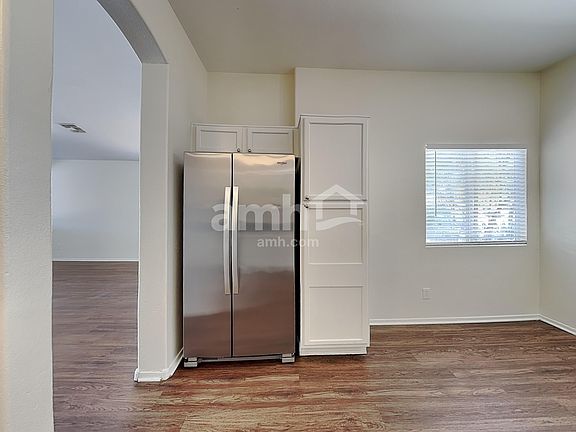 4th image of 368 S 161st Dr