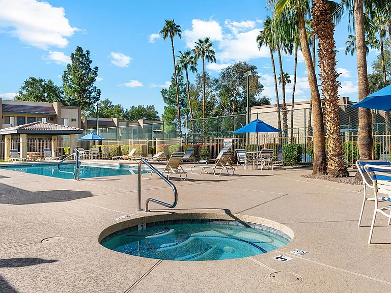 Outdoor Spa | Shorebird Apartments