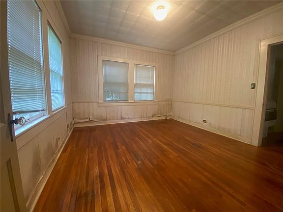 4th image of 749 Laurel Blvd