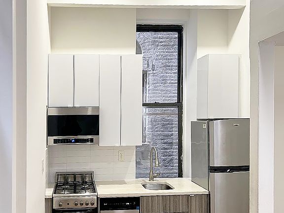 3rd image of 265 W 19th St APT 1A