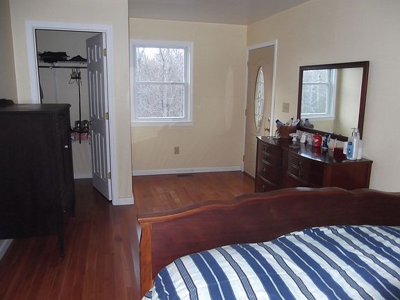 3rd image of 929 Long St
