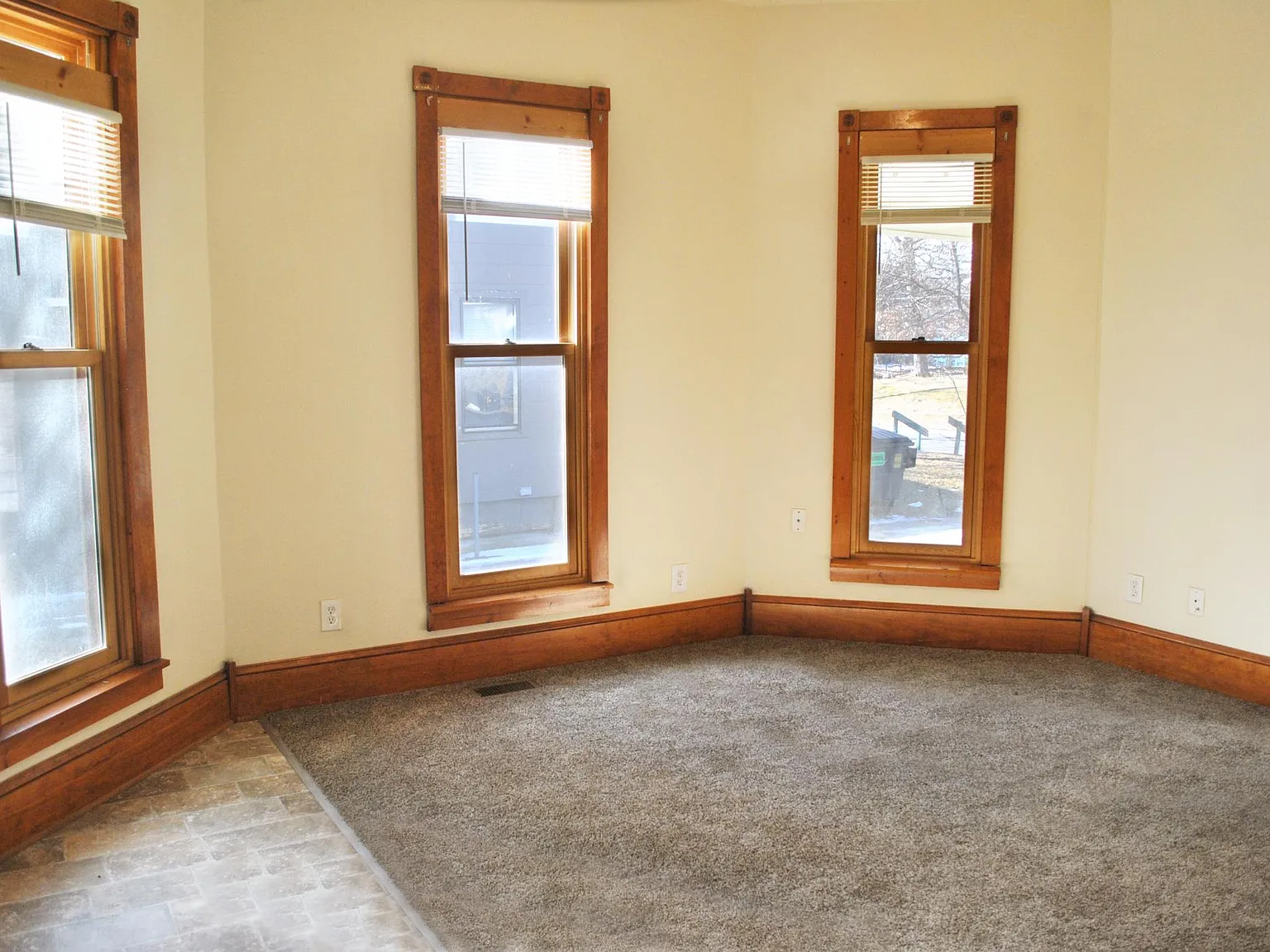 3 bed, 1.5 bath, 1122 sqft, $1,075 — Photo 2
