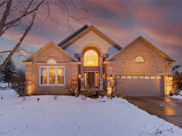 471 Troubadour Dr, Northfield, OH 44067