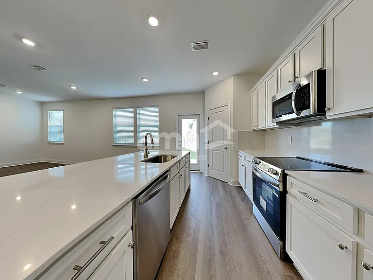 416 Armstrong Curv — Photo 3
