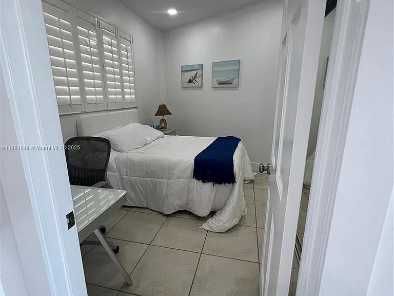 7760 Aviation Blvd — Photo 17