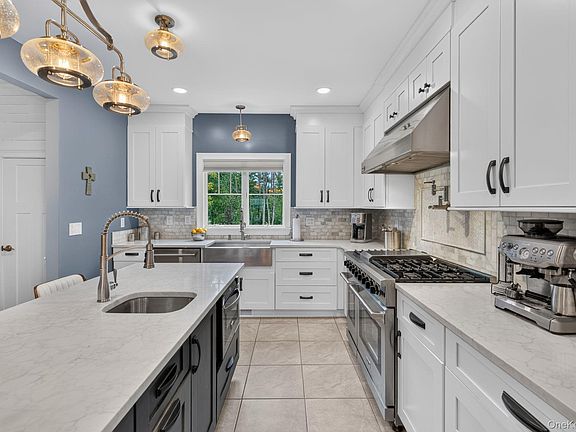4th image of 42 Colonial Avenue