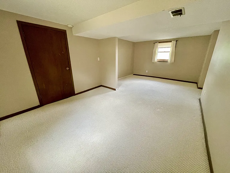 105 Colony Dr — Photo 17