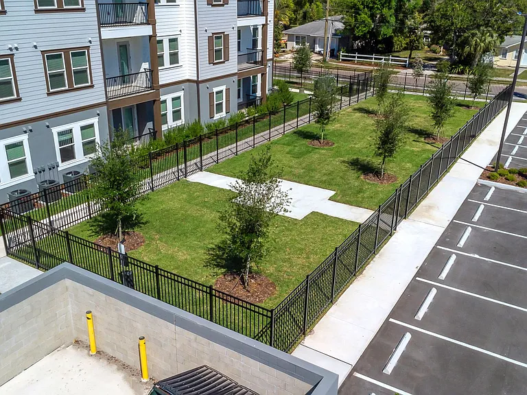 Everest Largo Apartments — Photo 12