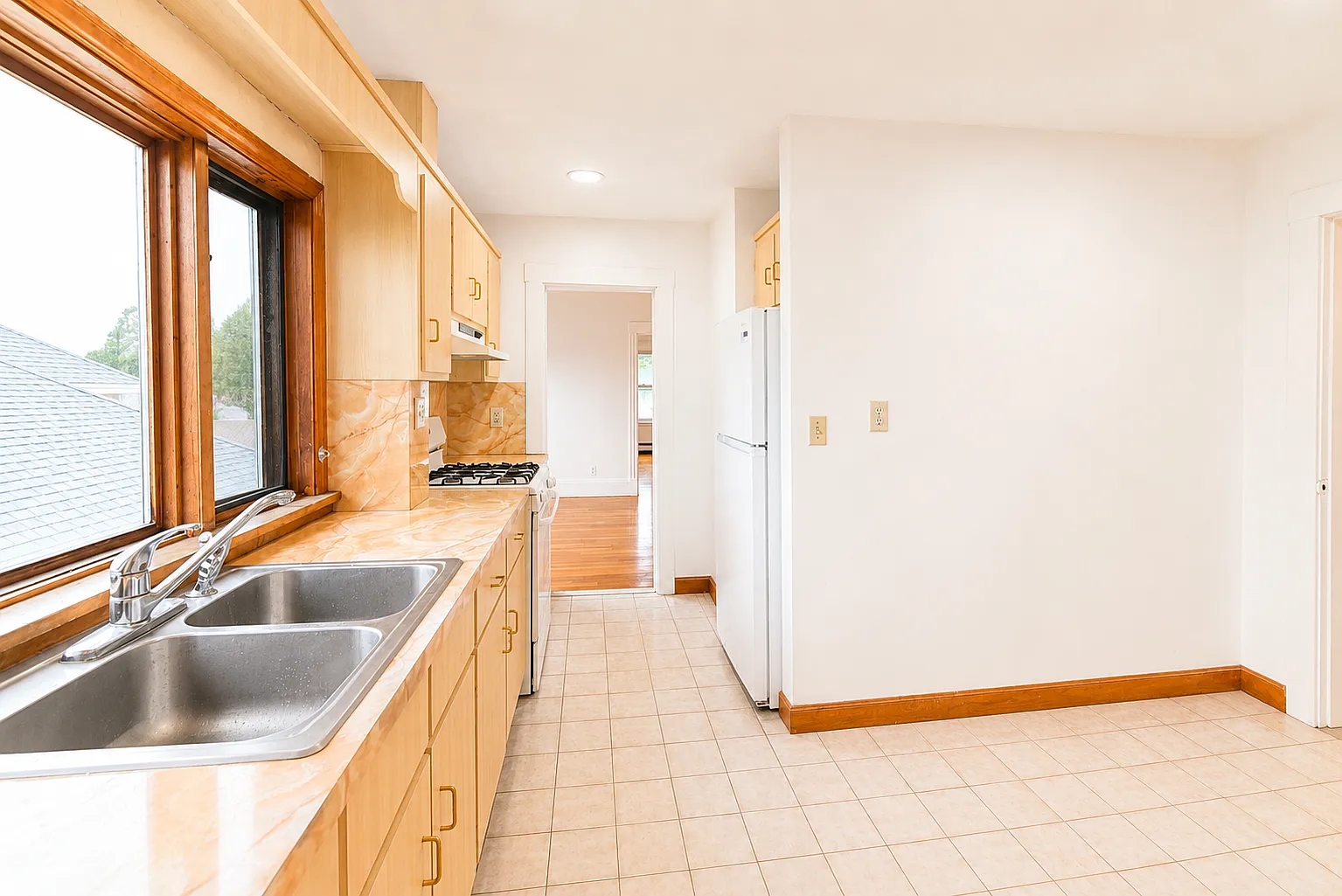 4 bed, 1250 sqft, $3,200 — Photo 4
