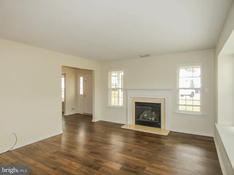 2105 Lexington Mews — Photo 9