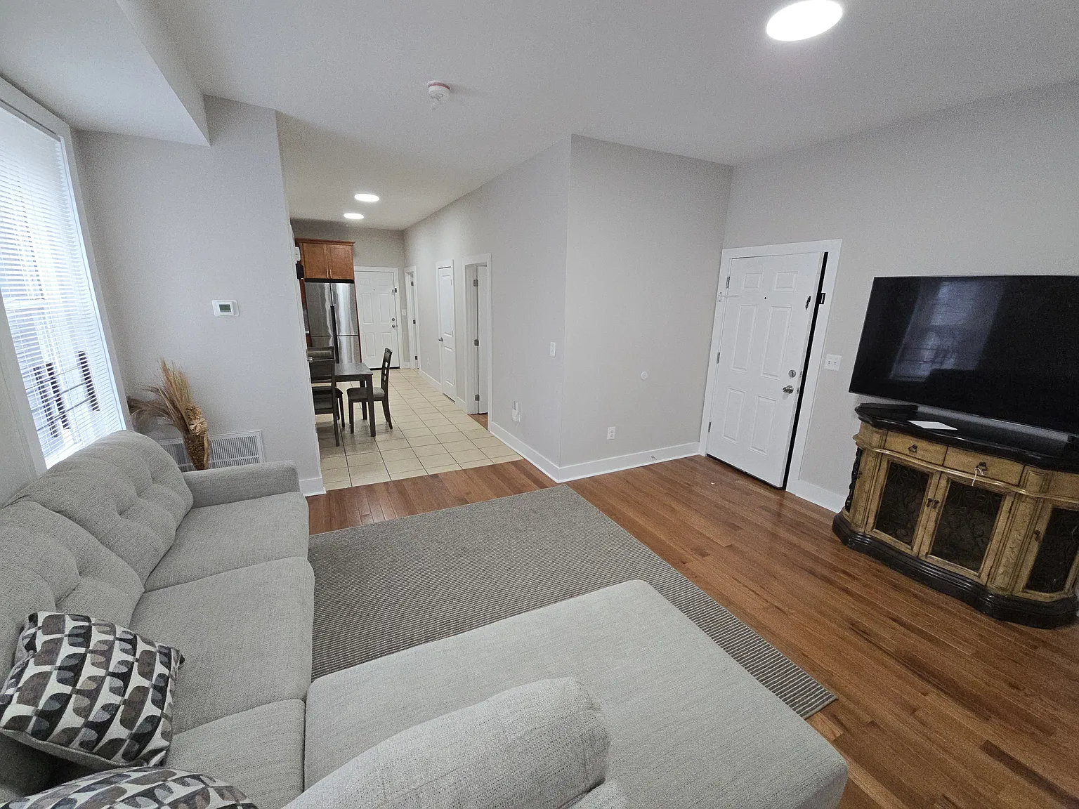 4 bed, $1,400 — Photo 4