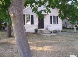 8 S Lot Rd, Smithtown, NY 11787