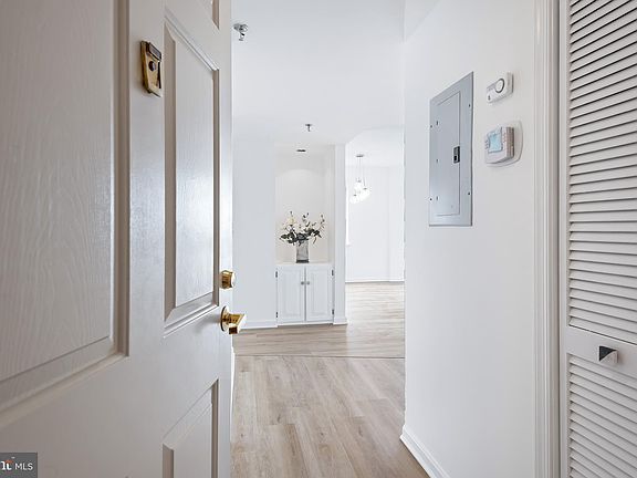 2nd image of 24 Courthouse Sq APT 1008