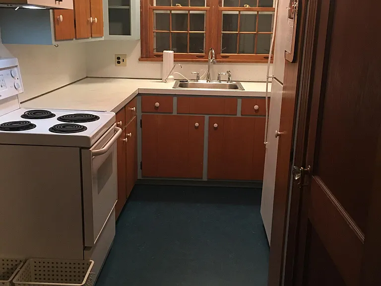 kitchen, electric range (approx. 10' x 12')