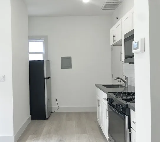 Studio, $2,100 — Photo 4