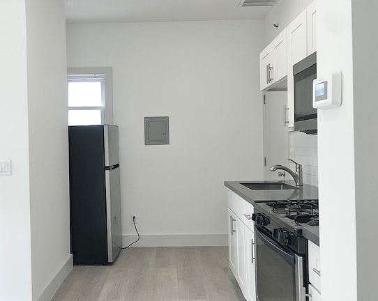 4th image of 2415 Lincoln Way APT 1