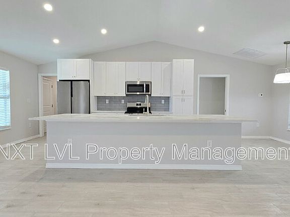 3rd image of 423 NE 31st St