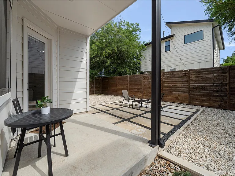 1306 E 3rd St #1 — Photo 36